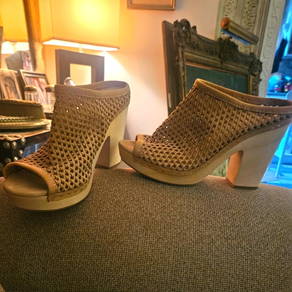 DOLCE VITA LEATHER PEEP TOE HEELED CLOGS. NEVER WORN!